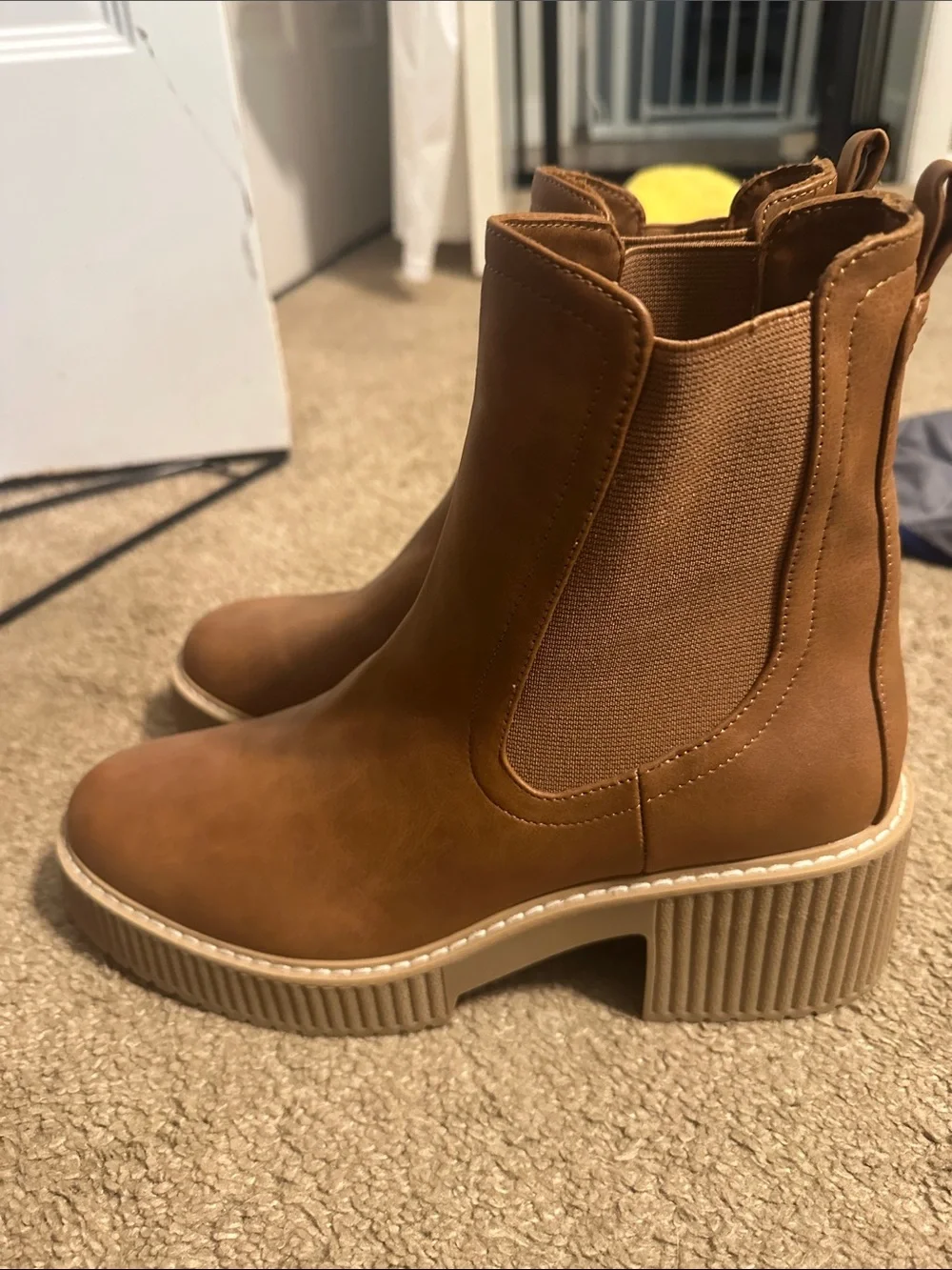 NWOT Dolce Vita Women’s Darcel Chelsea Platform Boot in Tan 9.5